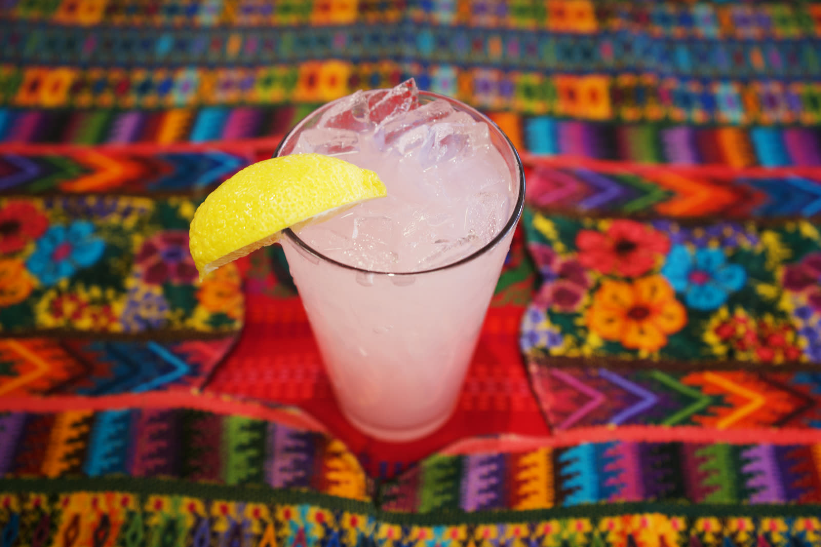 Iced lemonade with a lemon slice